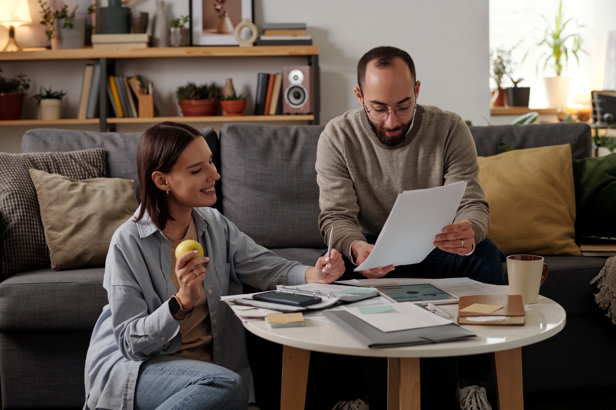 una-pareja-feliz-realizando-estrategia-para-financiar-su-nueva-casa