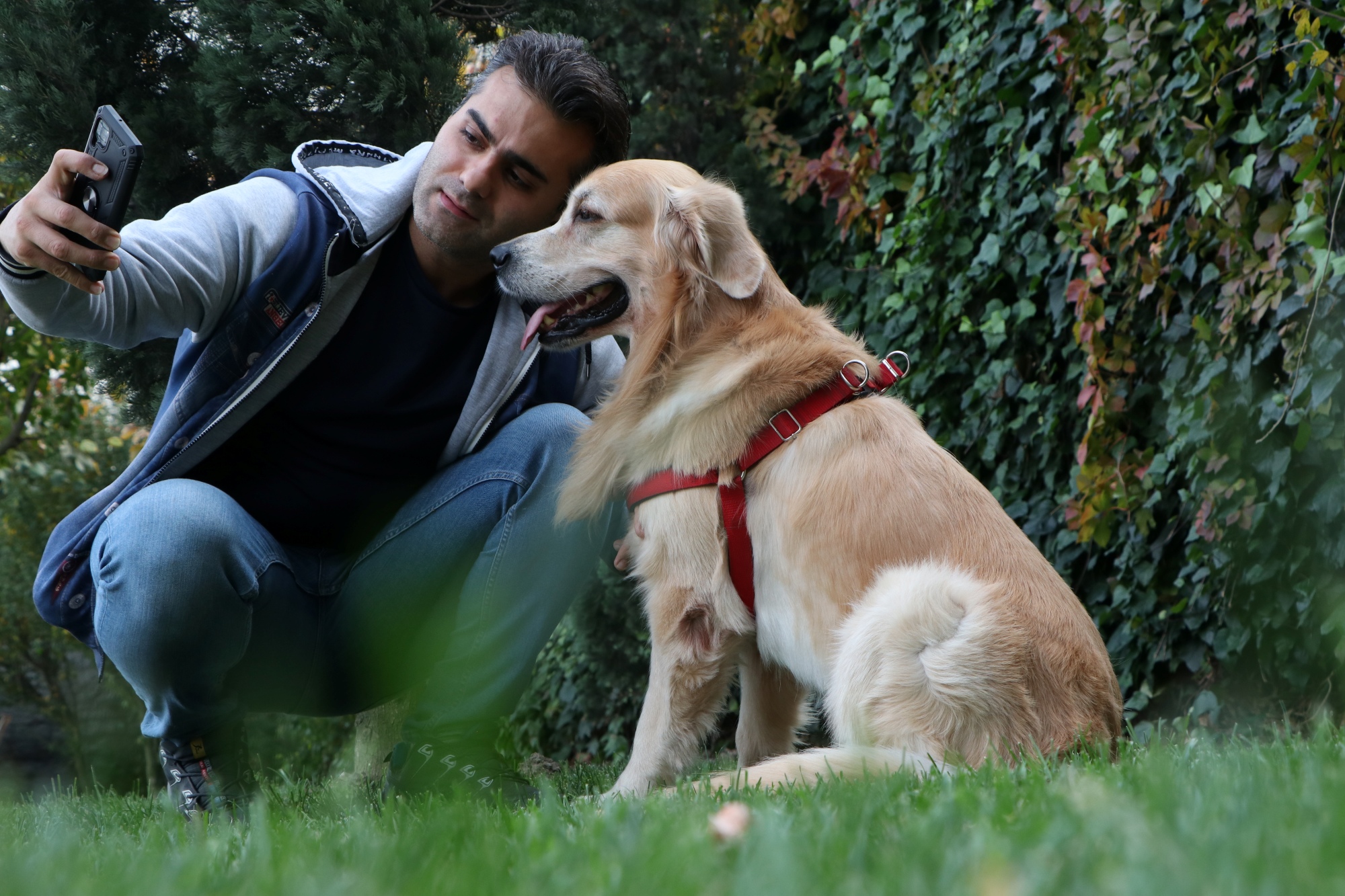 Adulto tomandose una selfie con su mascota