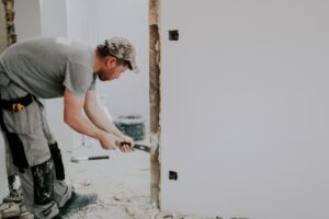 Ampliación de puerta para acceso a la entrada a la habitación de un adulto mayor