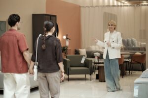 Asesora de interiores recibe a clientes para la compra de muebles para su hogar