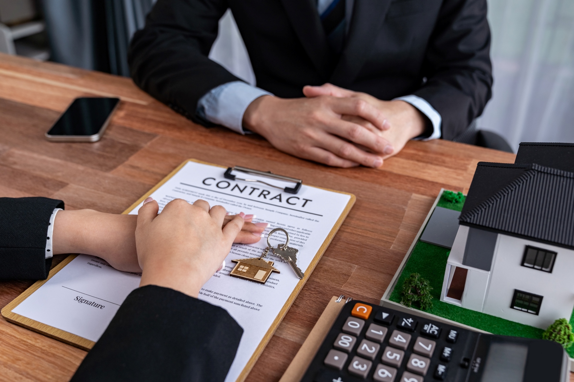 Cliente tomando la asesoria legal pertinente para realizar una buena compra del bien inmueble