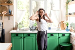 Cocinas en Tonos inspirados en la naturaleza frescura y elegancia Verde Madera negro Azulmarino Dorado