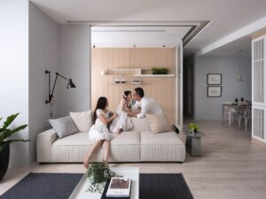 Famila en sala de estar moderna y un estilo decorativa sencillo y bien equilibrado hace que el hogar se vea armonioso y limpio