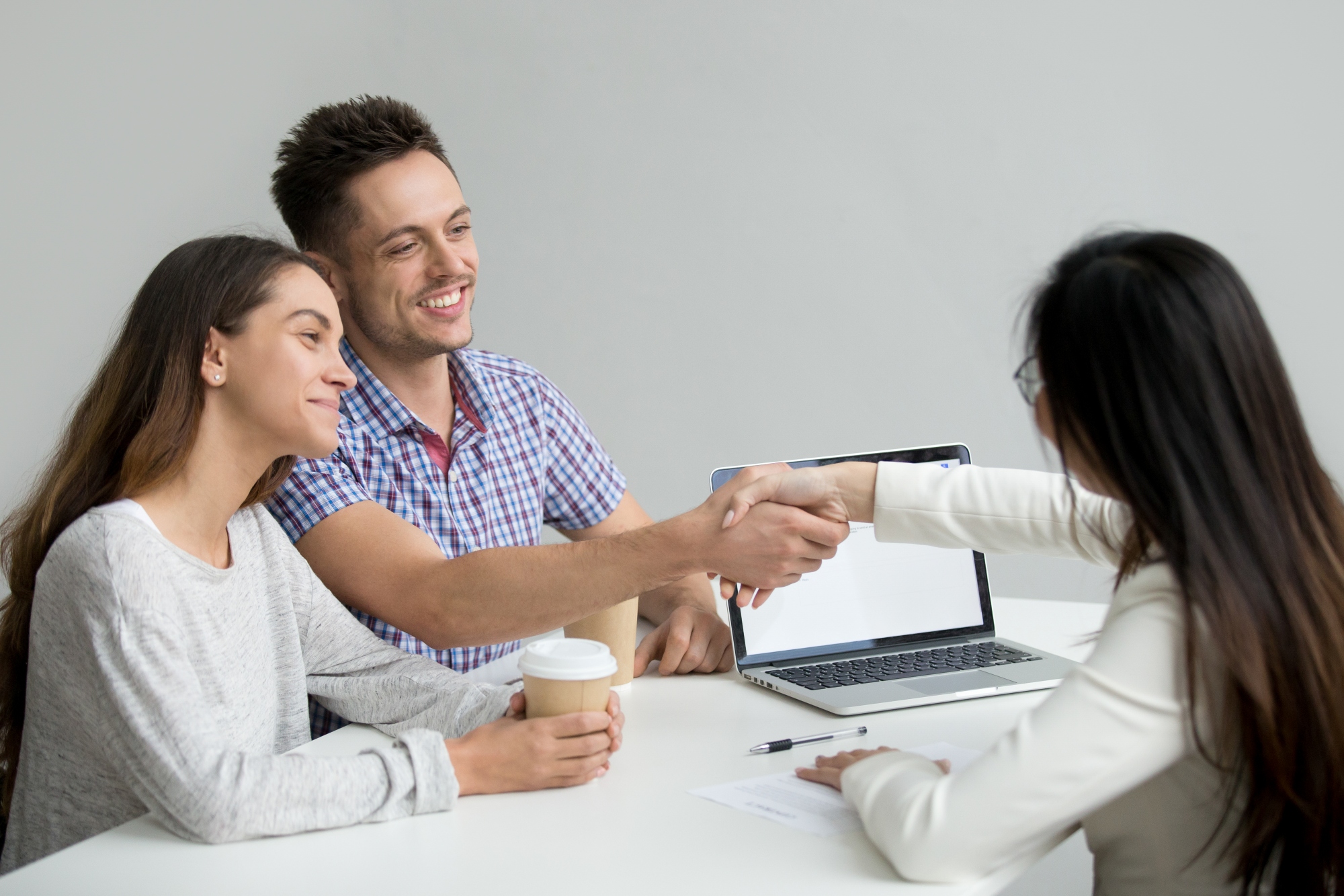 Feliz pareja saludando a cunsultor del programa de vivienda del bienestar ya que han salido preseleccionado para comprar casa