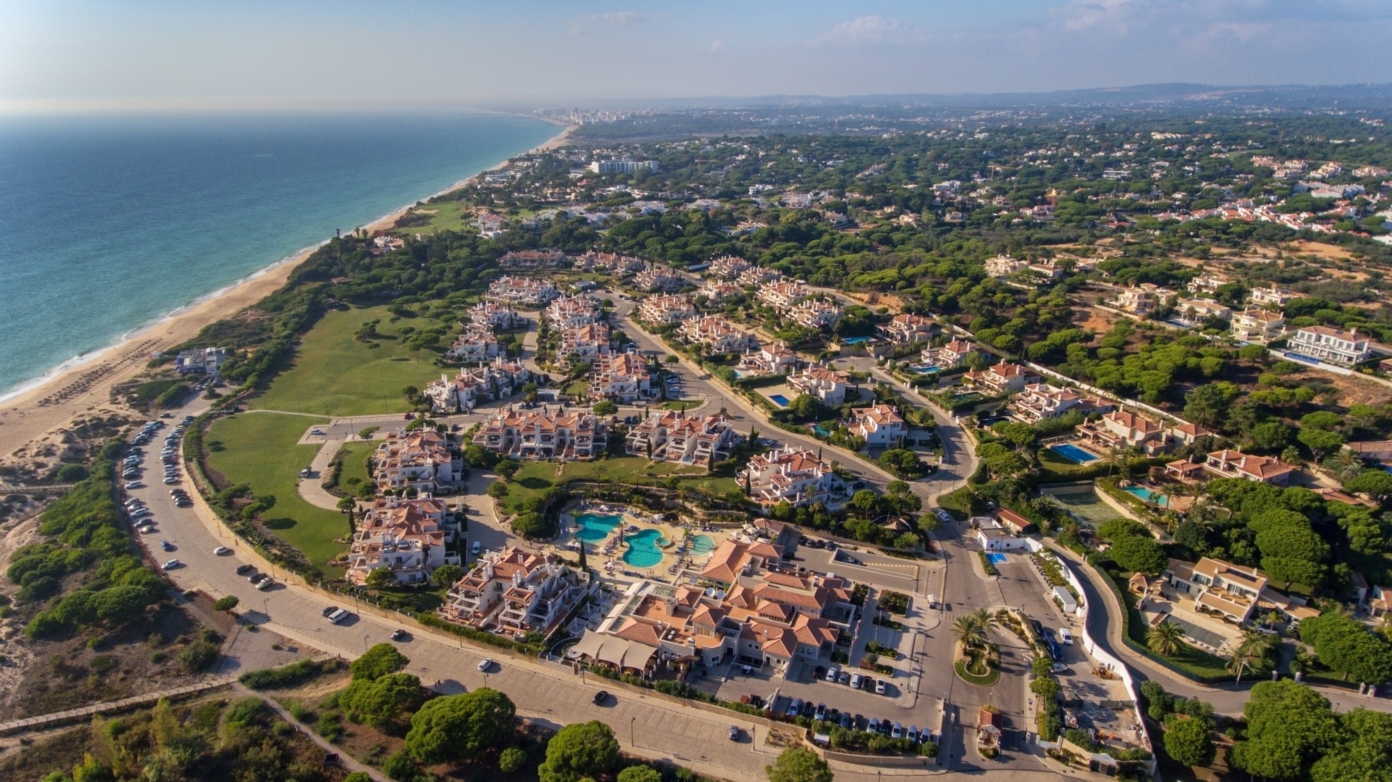 Foto aerea de desarrollos inmobiliarios frente al mar