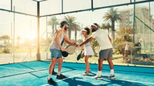 Grupo de jugadores de padel agrupandos para realizar una muestra de juego limpio y amistoso