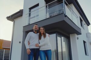 Hogar dulce hogar pareja alegre celebrando la compra de una nueva casa