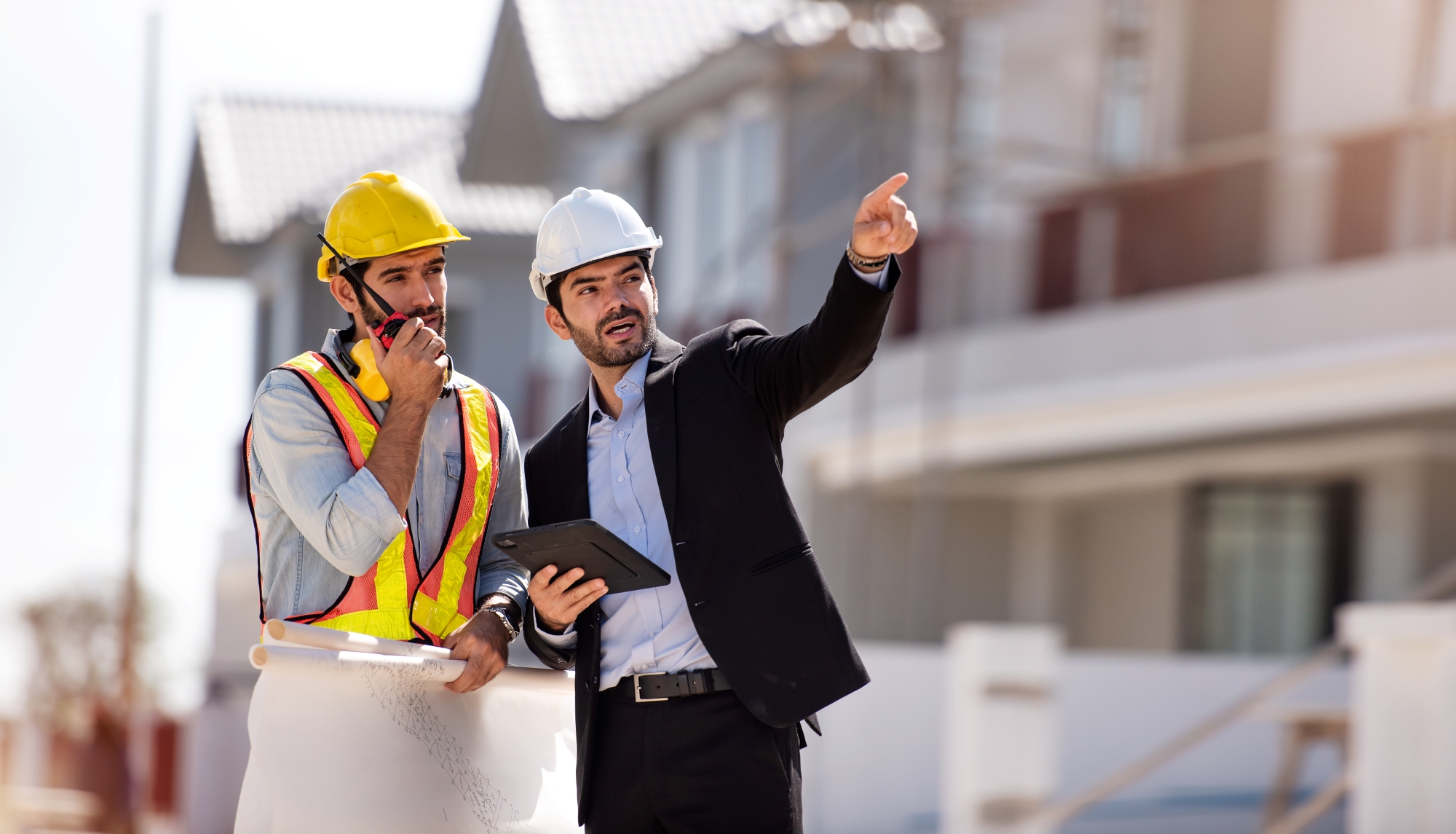 Ingeniero civil y trabajador de arquitectura de la construcción están trabajando en la contruccion de casa residenciales