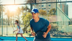 Joven jugando un Juego de padel en canchas del desarrollo inmobiliario de Arboleda Perisur II