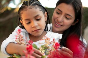 Mamá soltera en compañia de su hija en un parque feliz porque esta próxima a contar convivienda propia con el programa de Vivienda del bienestar