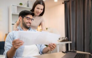 Matrimonio joven revisando los comparativos de opciones crediticias de la banca privada para comprar una casa residencial en Capittala León