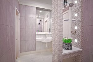 Medio baño moderno con colores neutros y esperjos para dar mayor amplitud