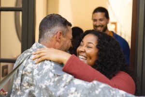 Militar recibido por su familia y amigos en su casa