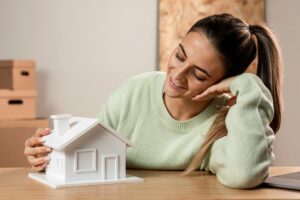 Mujer joven feliz abrazando el Programa de la casa del bienestar 