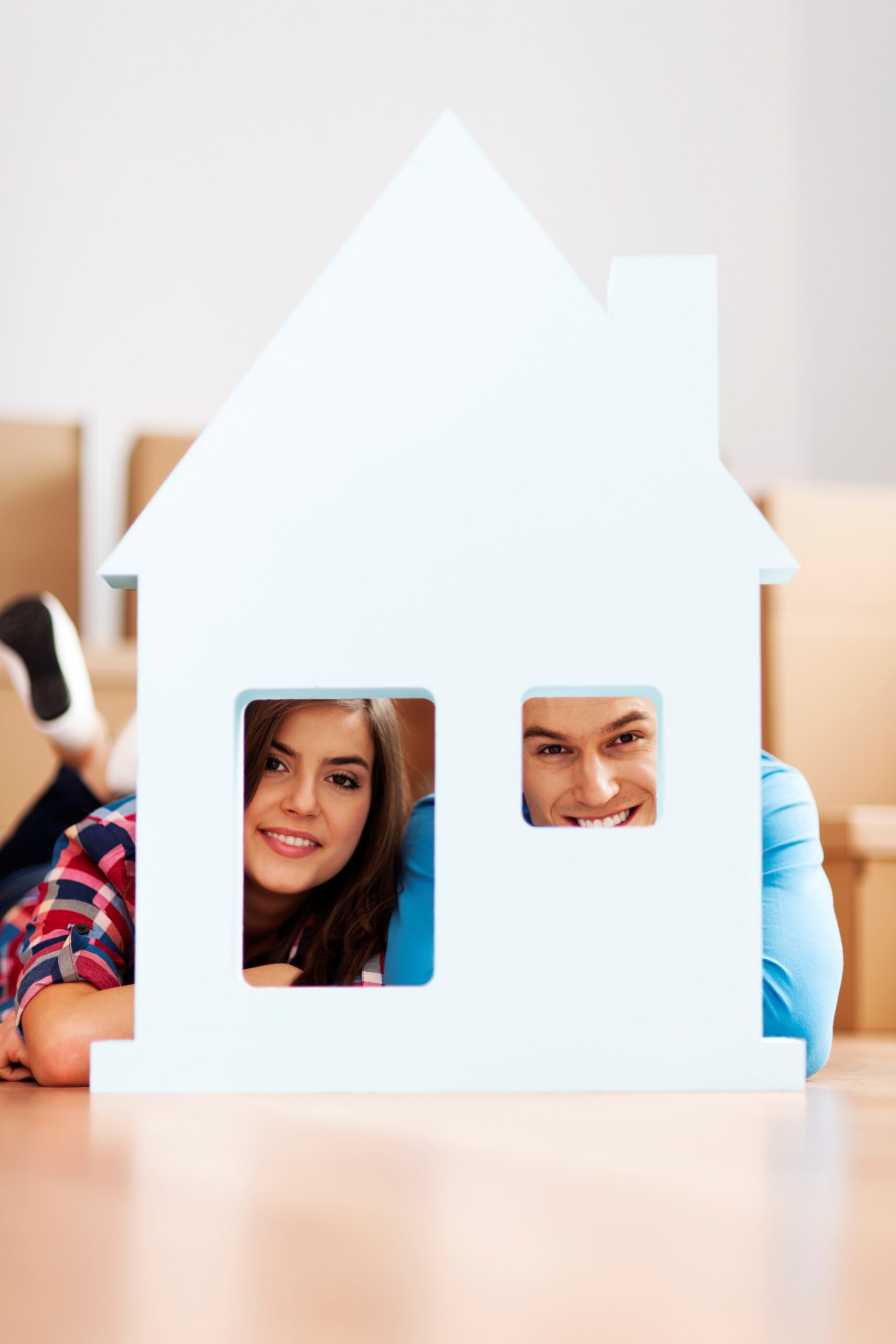 Pareja Feliz mostrando su nueva casa