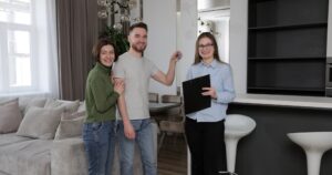 Recibiendo la llave de su nuevo hogar con el financiamiento Unamos Credito Infonavit