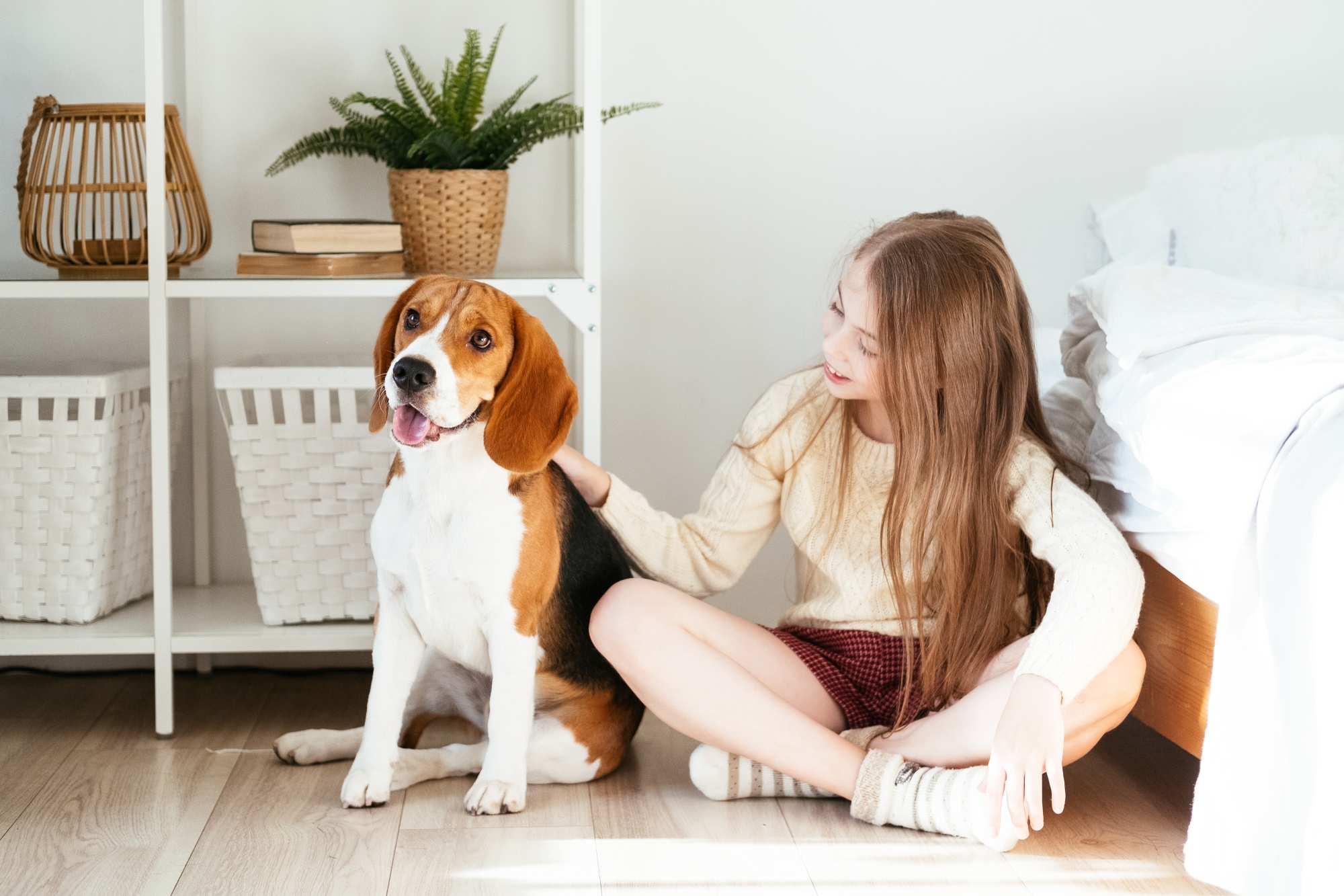 niña con perro sentados en el piso en casa
