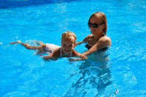  Amenidades exclusivas que pueden disfrutar madre e hija nadando en la piscina