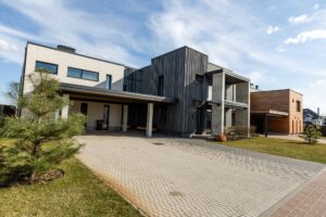 Casa Residencial combinación de colores neutro con gris oscuro hace que se vea chica y sin luz una parte de la casa