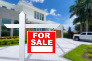 Casa moderna nueva en venta letrero de se vende esta propiedad al frente de la residencia auto estacionado en lel acceso principal de la Casa residencial