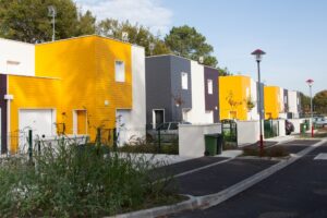 Casa residencial en color de fachada amarillo chillon