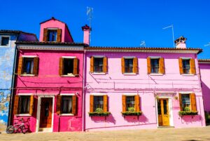 Casas coloniales en colores rosa y rosa pastel