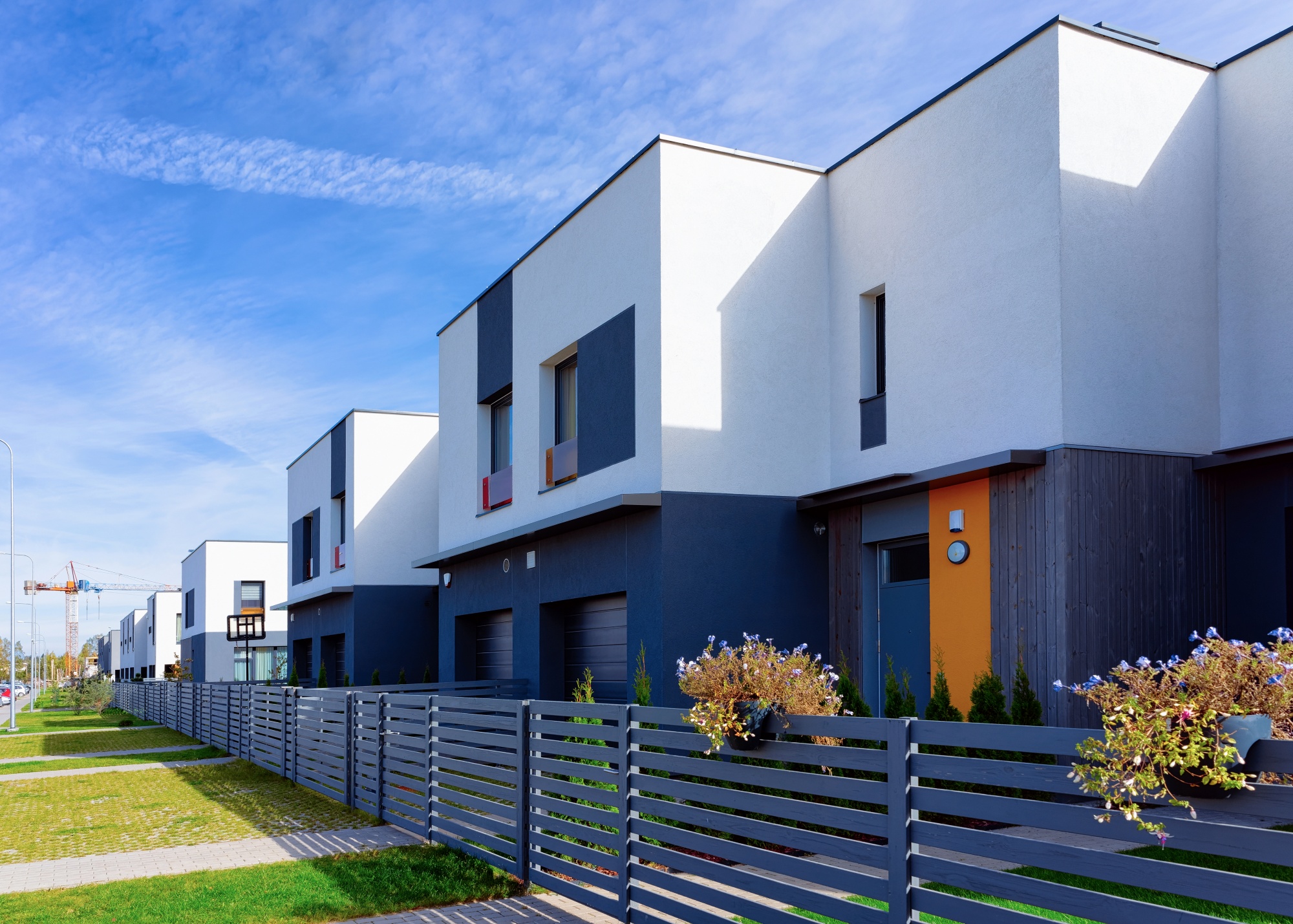 Complejo inmobiliario residencial de departamentos y casas residenciales con concepto moderno