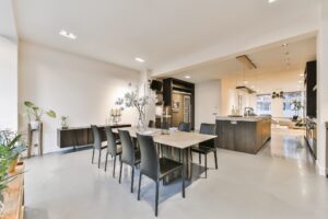 Elementos de conexión visual Incorpora muebles bajos, estanterías abiertas o una isla de cocina que funcione como transición