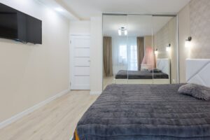 Espejo en el interior de la recamara refleja la cama lo que representa según el Feng Shui es el la inestabilidad en la relación de pareja