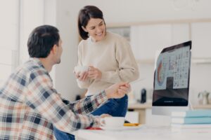 Esposo financiero intenta explicar a su esposa sobre cómo subiria el precio si no toman la decisión de comprar la propiedad en este momento