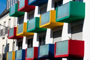 Fachada de edificio residencial con balcones multicolores tendencia o moda del momento