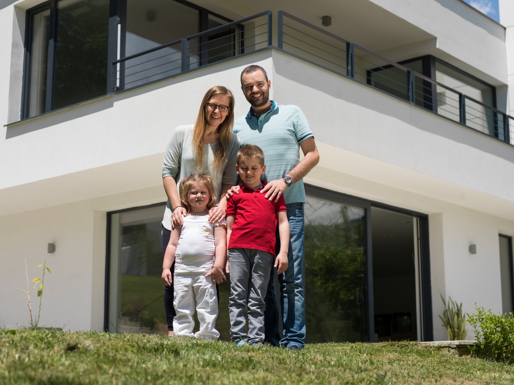Familia feliz en su casa residencial nueva