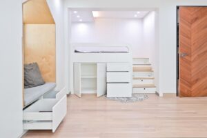 Habitación de los niños hicieron sus literas favoritas e instalaron espacios de almacenamiento entre las camas