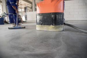Limpieza y preparación para Piso epoxi en una fábrica de almacén