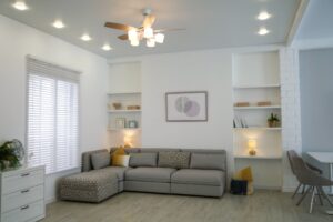 Mueble confortable con diferentes tipos de lampara para la iluminación del espacio lamparas emprotables lamparas de chica de mesa y lamapara de techo
