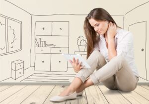 Mujer jover buscando ideas de decoración en una tablet
