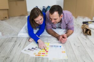 Mujer seleccionando colores para pintar su hogar al parecer los tonos no son los más convenientes ya que son muy llamativos pueden generar estres