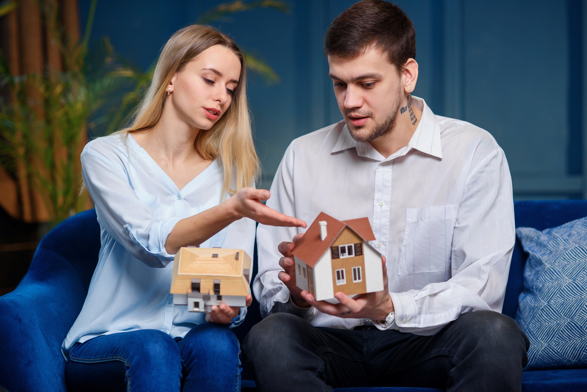 Pareja compara dos propiedades para ver cuál les conviene más por ubicacion precio tamaño amenidades comunidad