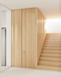 Puerta oculta de pasillo a un costado de la escalera