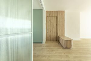 Puerta oculta para un cuarto habilitado como alacena para la cocina