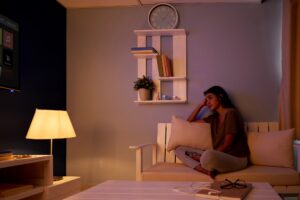 lámpara central con poca iluminación que genera sombras ambientes poco acogedores y deprimentes