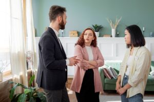 persona tomando decisiones sobre la compra de una propiedad y surge la estrategia de esperar a que bajen los precios y que esta sea más accesible para su compra