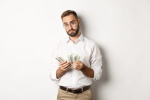 hombre contando su salario
