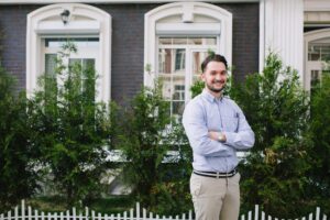 hombre en casa digna