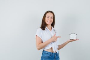 dama diciendo que compres casa en infonavit