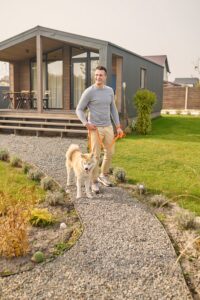 hombre caminando con su mascota en casa propia