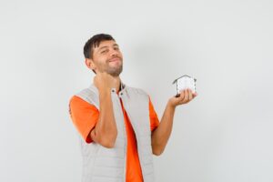 hombre feliz por que tiene una casa digna