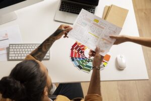 Detalles del adjunto hombre-trabajando-en-la-vista-superior-del-escritorio haciendo un rediseño