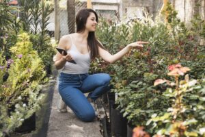 mujer en su casa haciendo jardineria