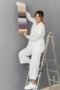 mujer eligiendo papel tapiz